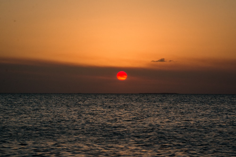 Sonnenuntergang über dem Meer und den Wolken