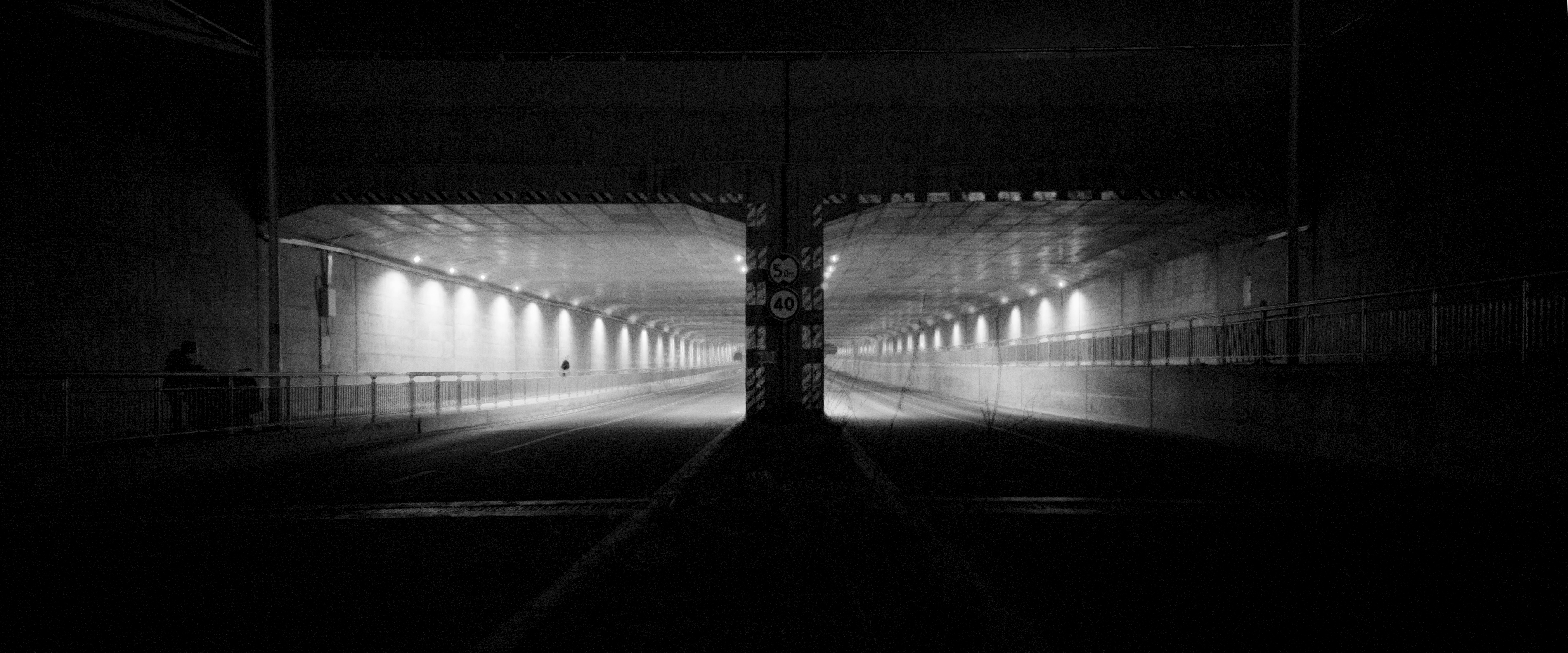 Photo en niveaux de gris d’un couloir éclairé