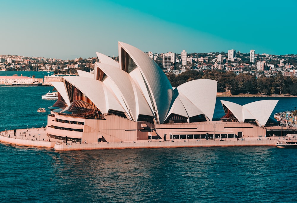casa de ópera de Sydney perto do corpo de água durante o dia
