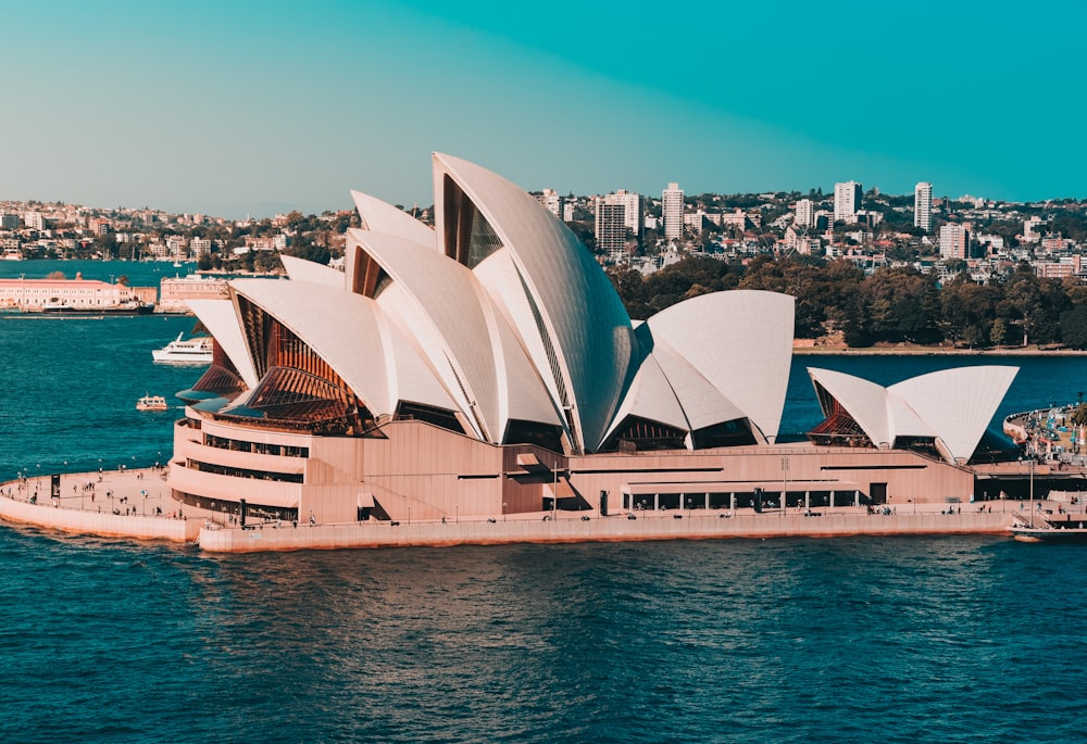 Teatro dell'Opera di Sydney vicino allo specchio d'acqua durante il giorno