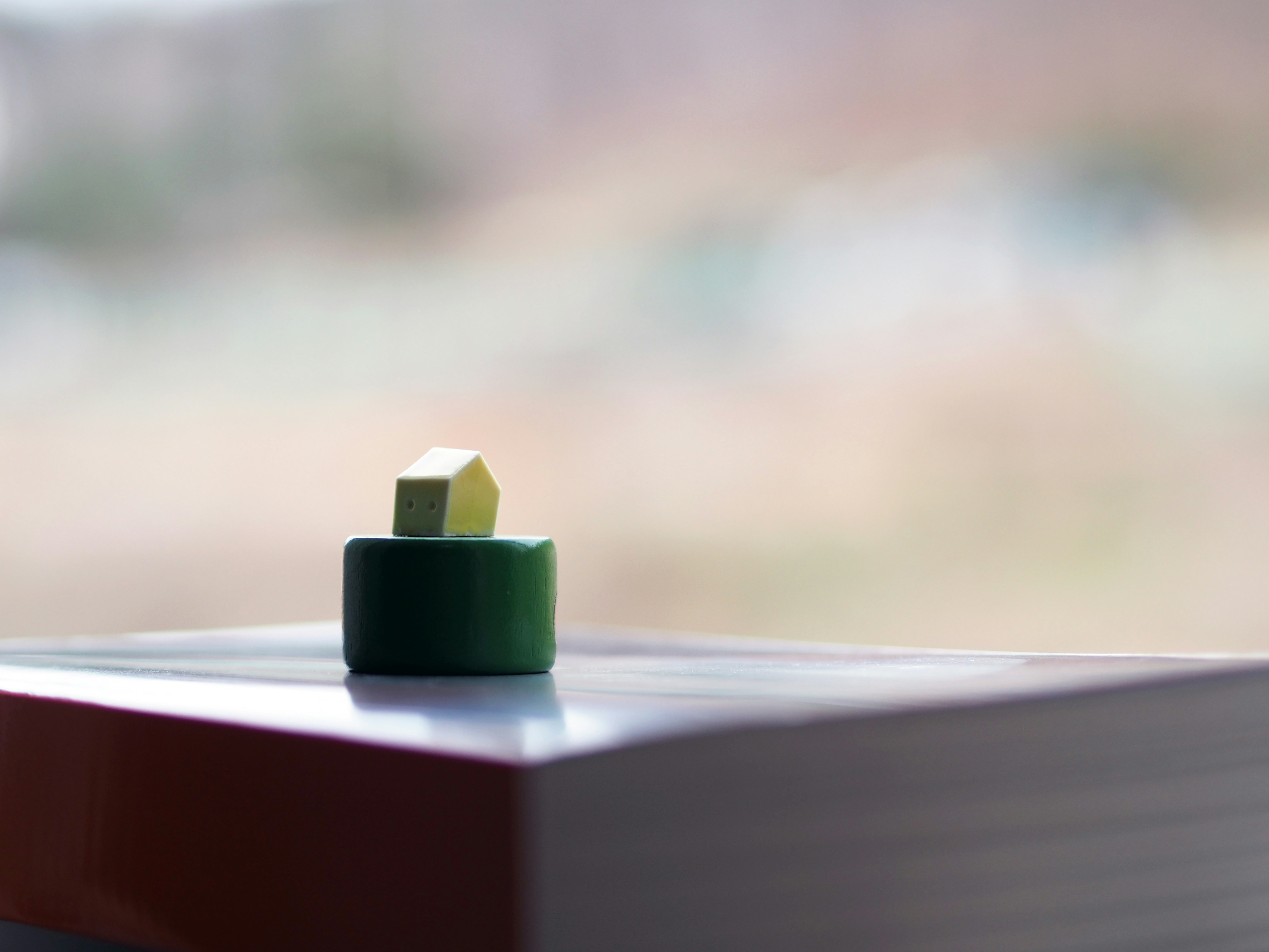 Juguetes de madera y libros sobre una mesa