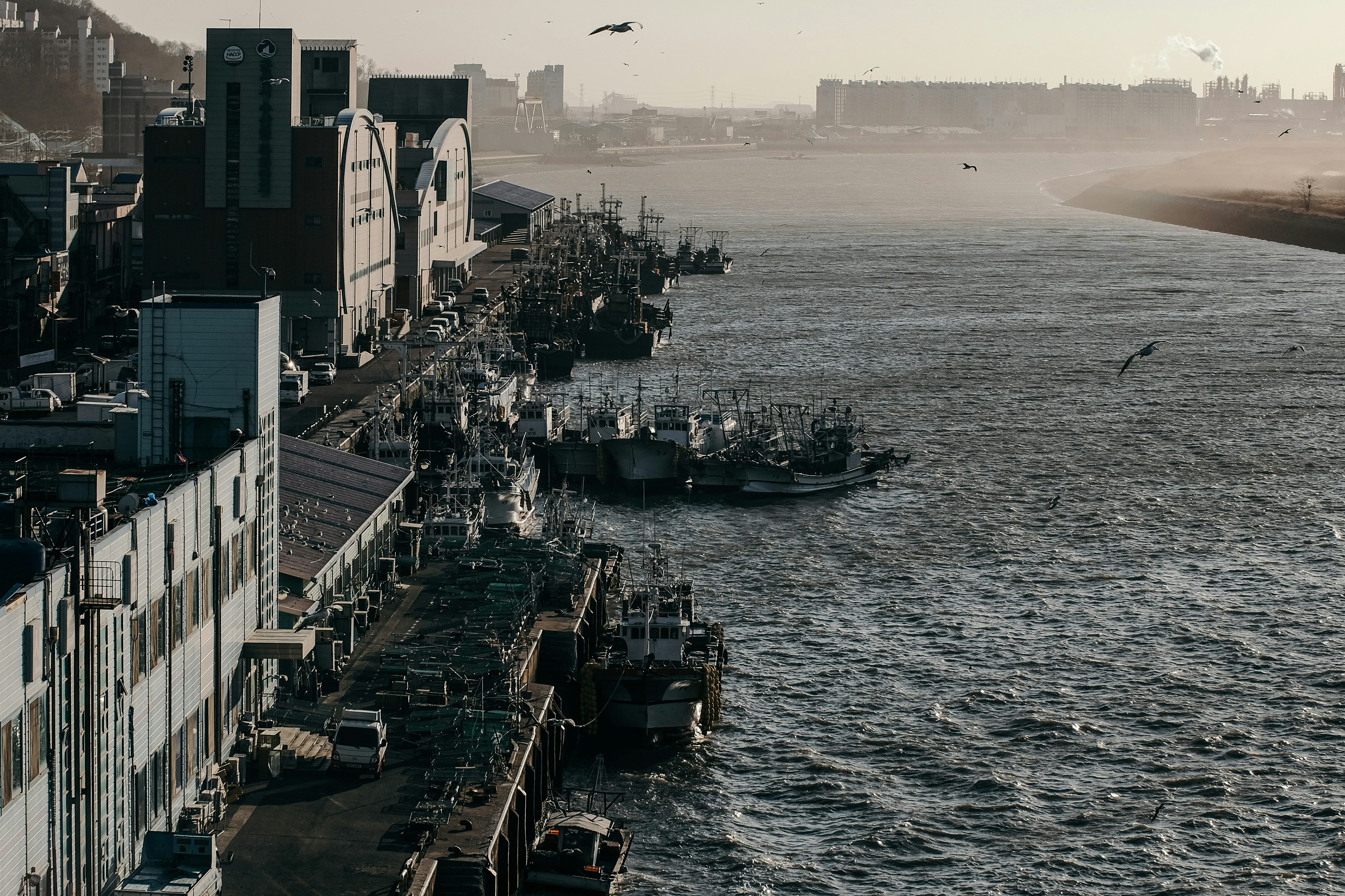 中國軍艦與海警船黃岩島附近相撞