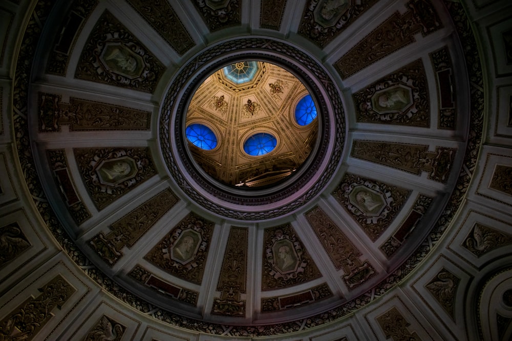 Plafond rond bleu et blanc