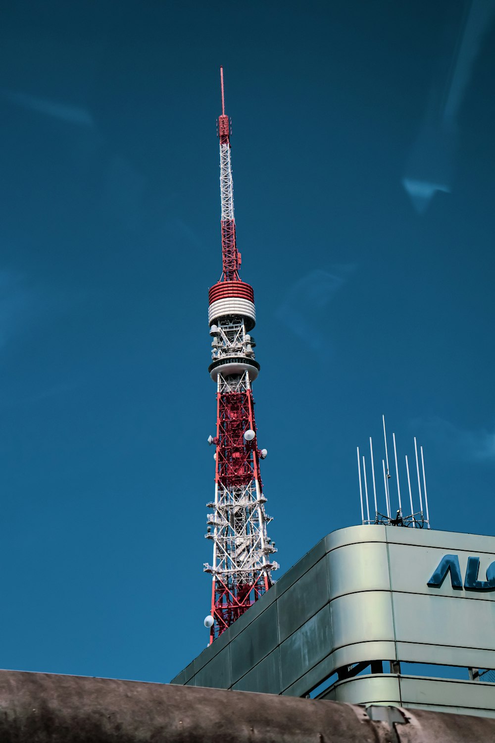 Torre roja y blanca bajo el cielo azul