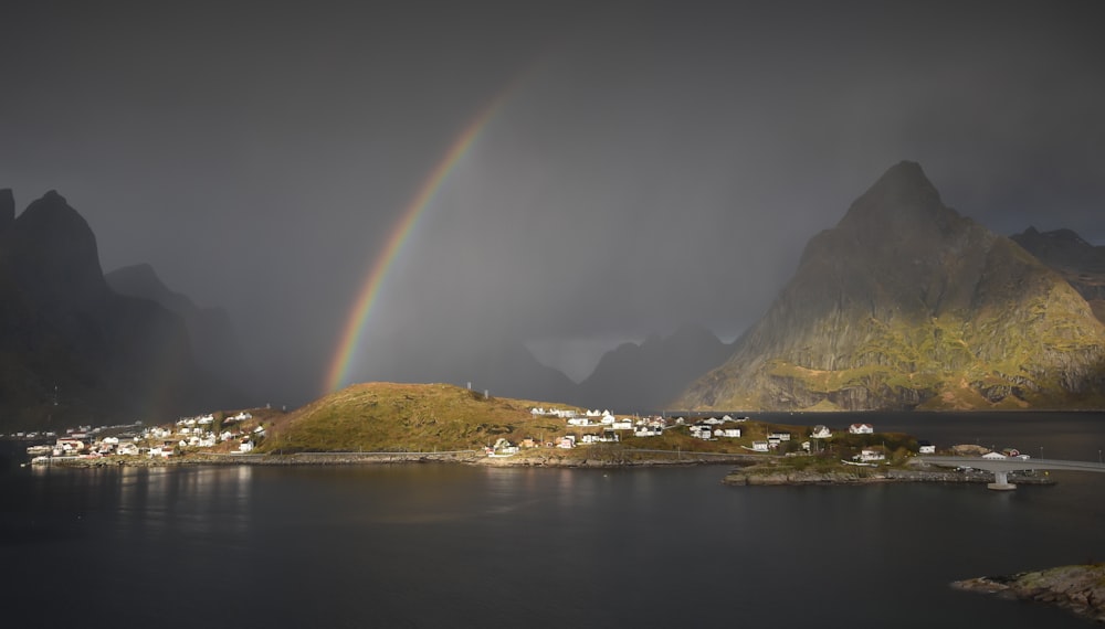 Regenbogen über Berg und See