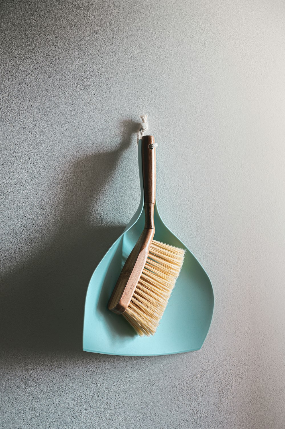 brosse en bois marron sur mur blanc