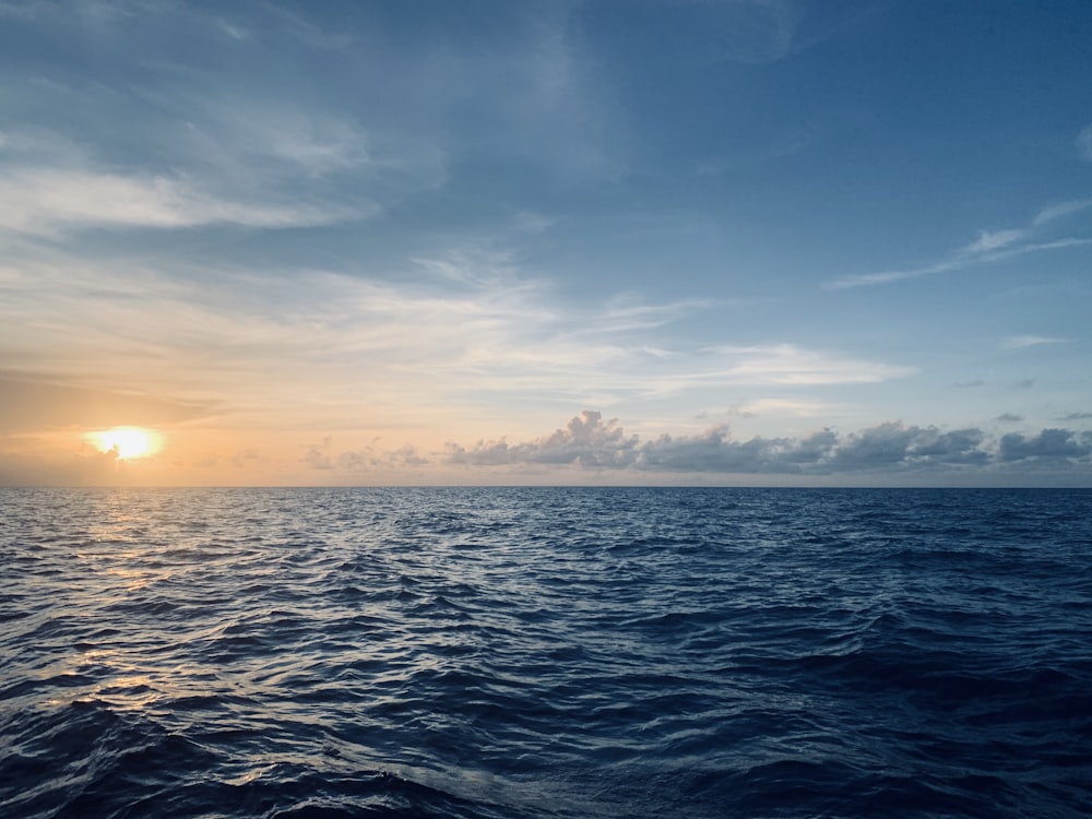 corpo d'acqua sotto cielo blu durante il tramonto