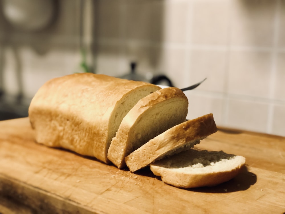 Brot auf braunem Holzschneidebrett