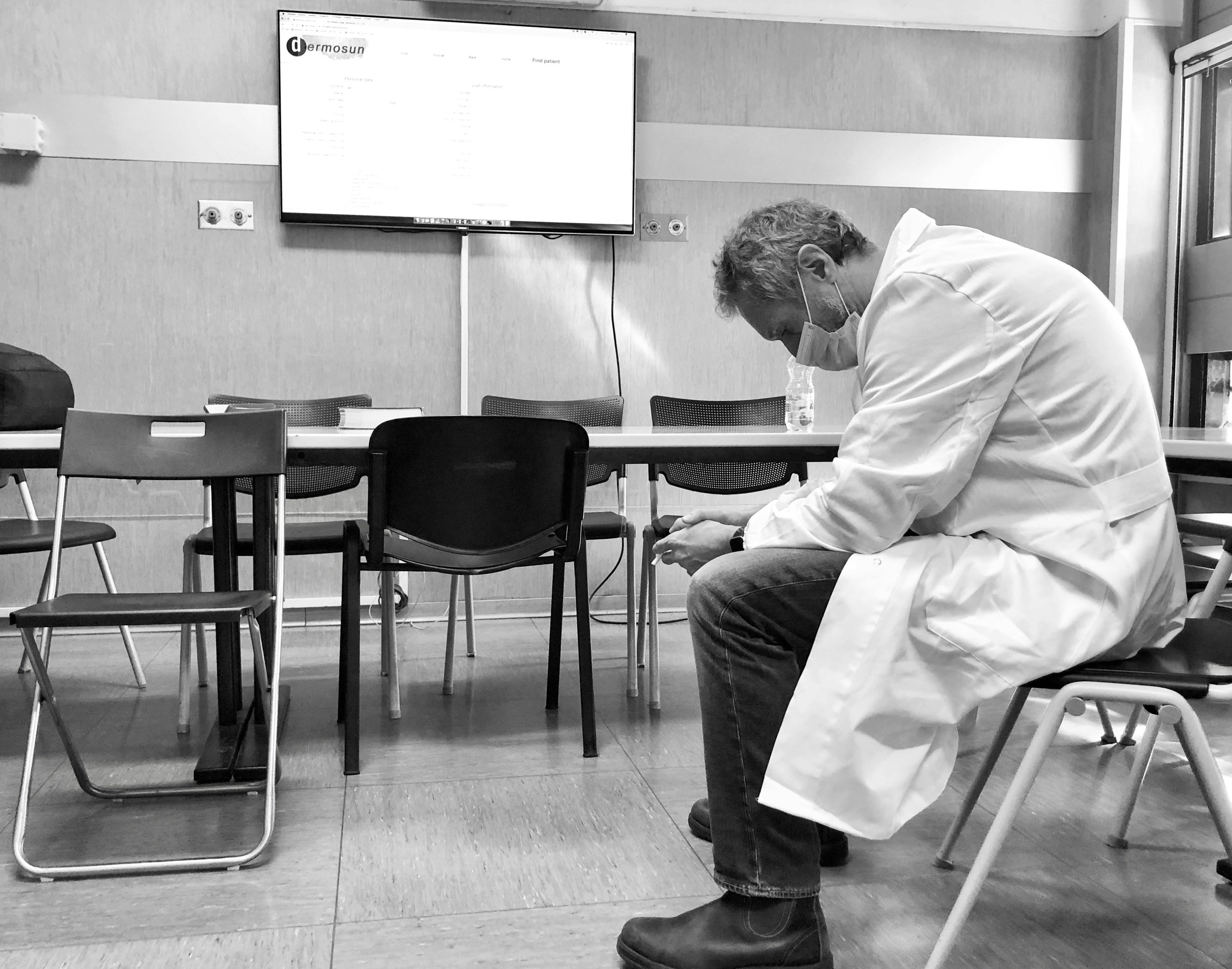 Aprendizaje multiclase consistente con el riesgo a partir de consultas de pertenencia a subconjuntos de etiquetas aleatorias