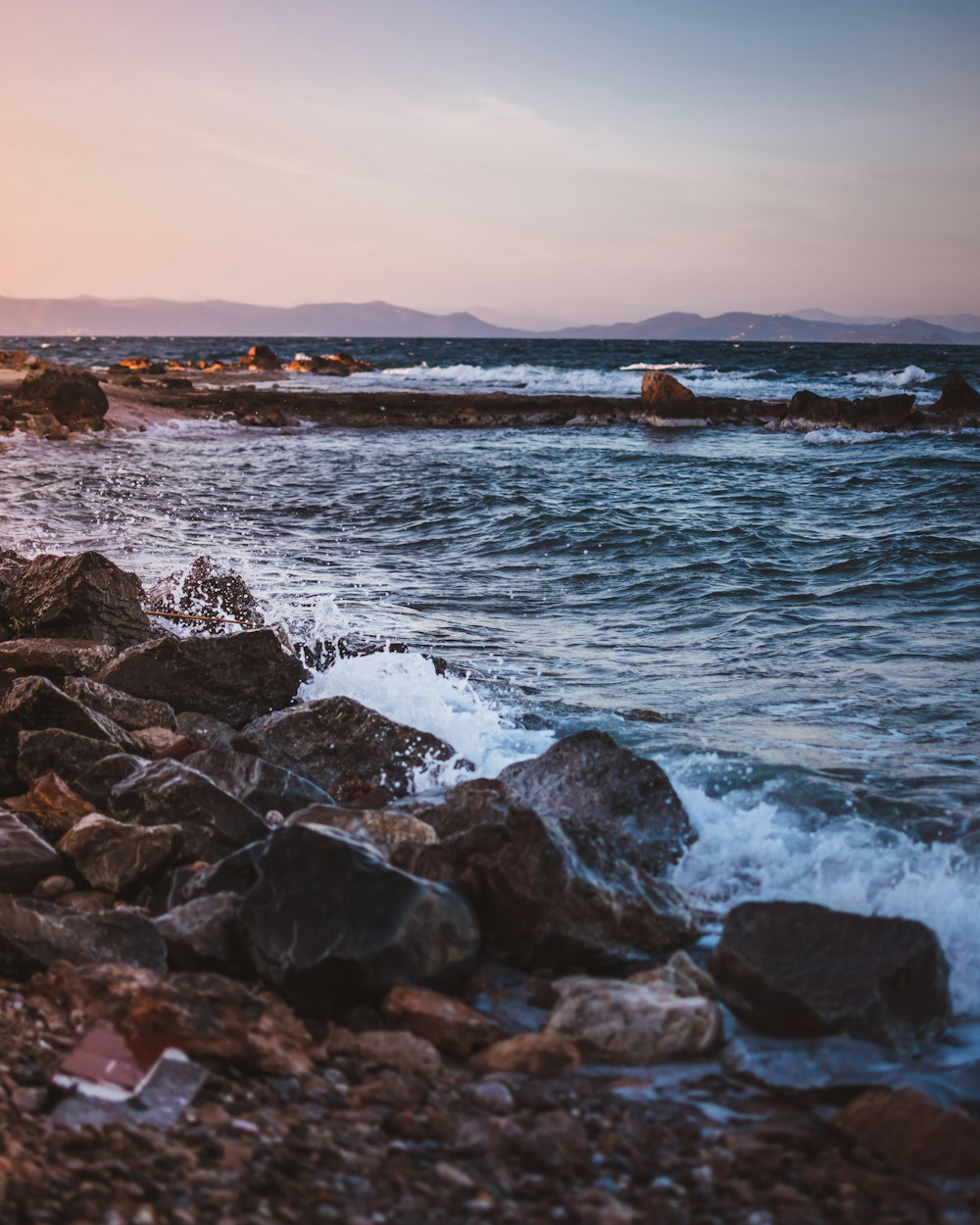 rochas marrons na costa do mar durante o dia