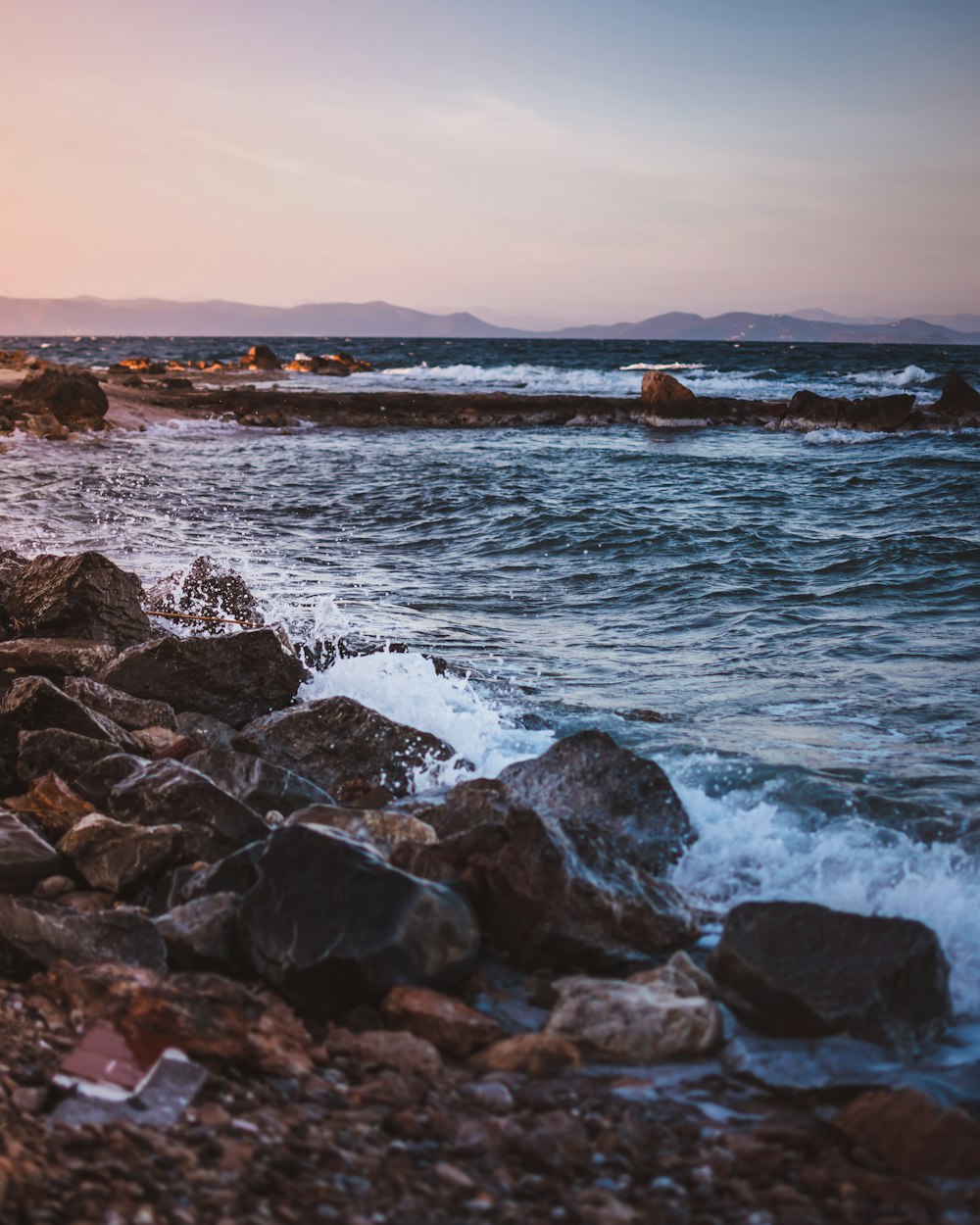 Rocce marroni in riva al mare durante il giorno