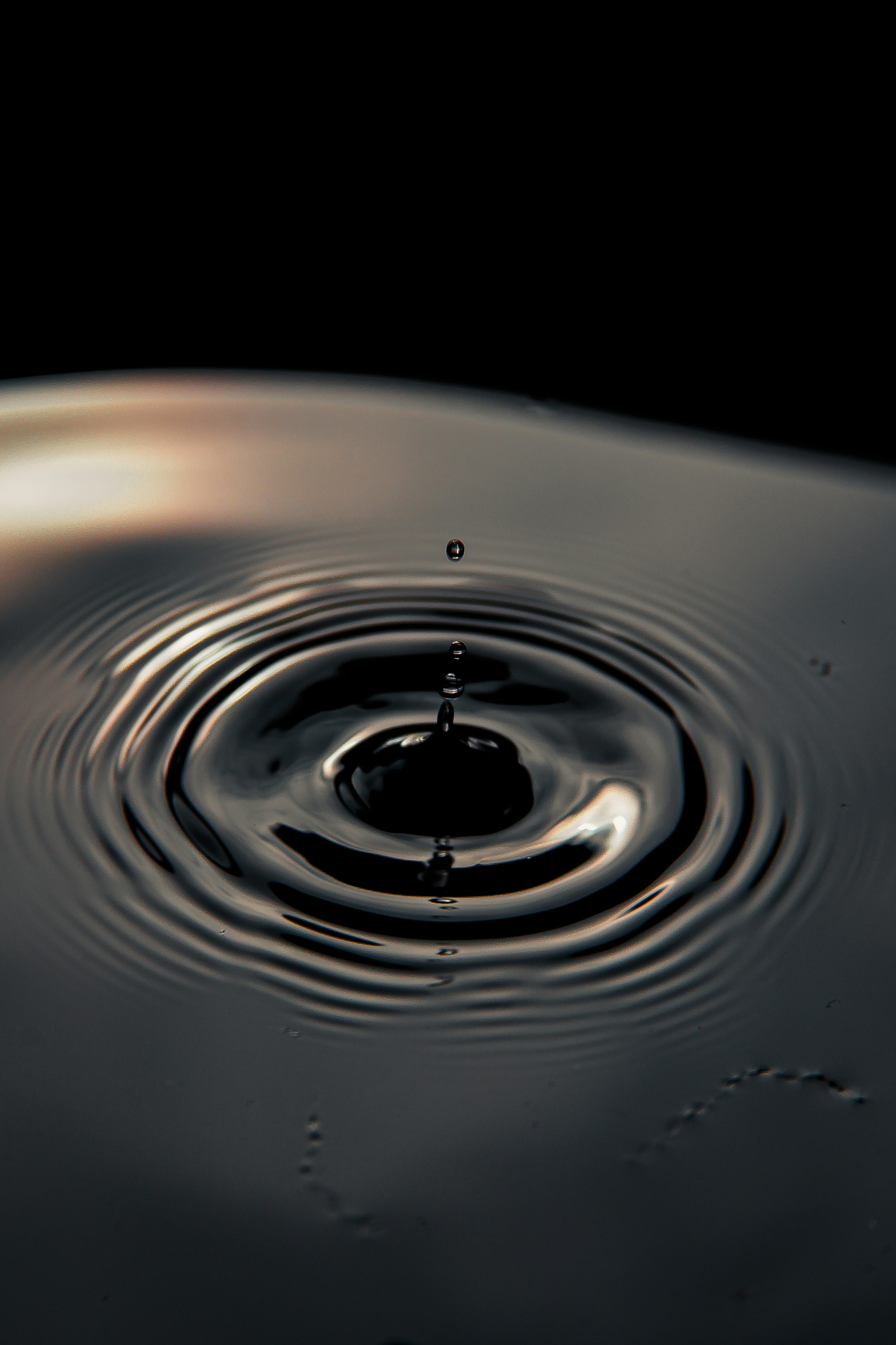 water drop in close up photography