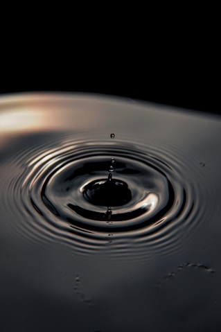 water drop in close up photography