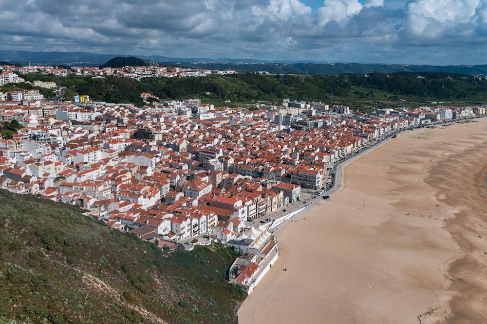 Vue aérienne des bâtiments de la ville sur un champ d’herbe verte pendant la journée