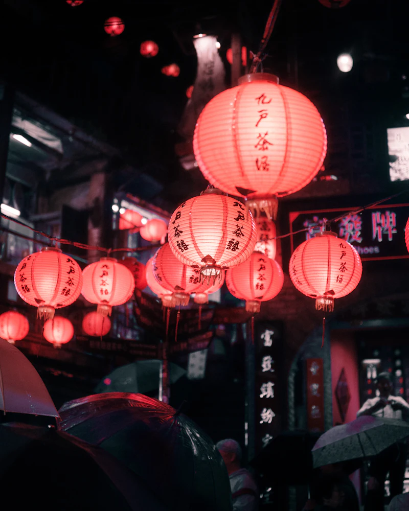 九份の提灯が灯る夜の街並み
