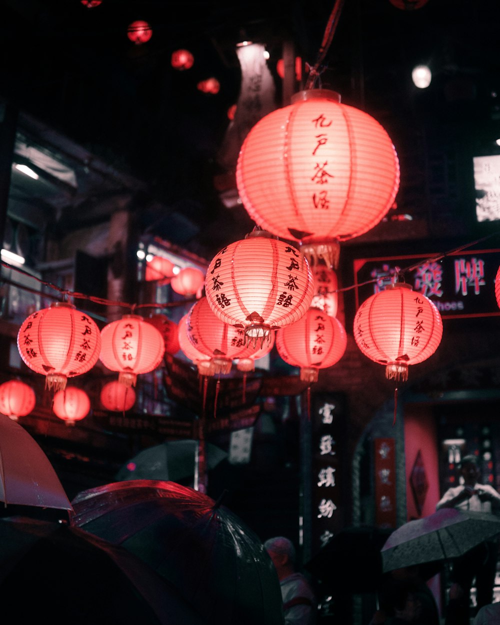 Lanterne en papier rouge dans la rue pendant la nuit