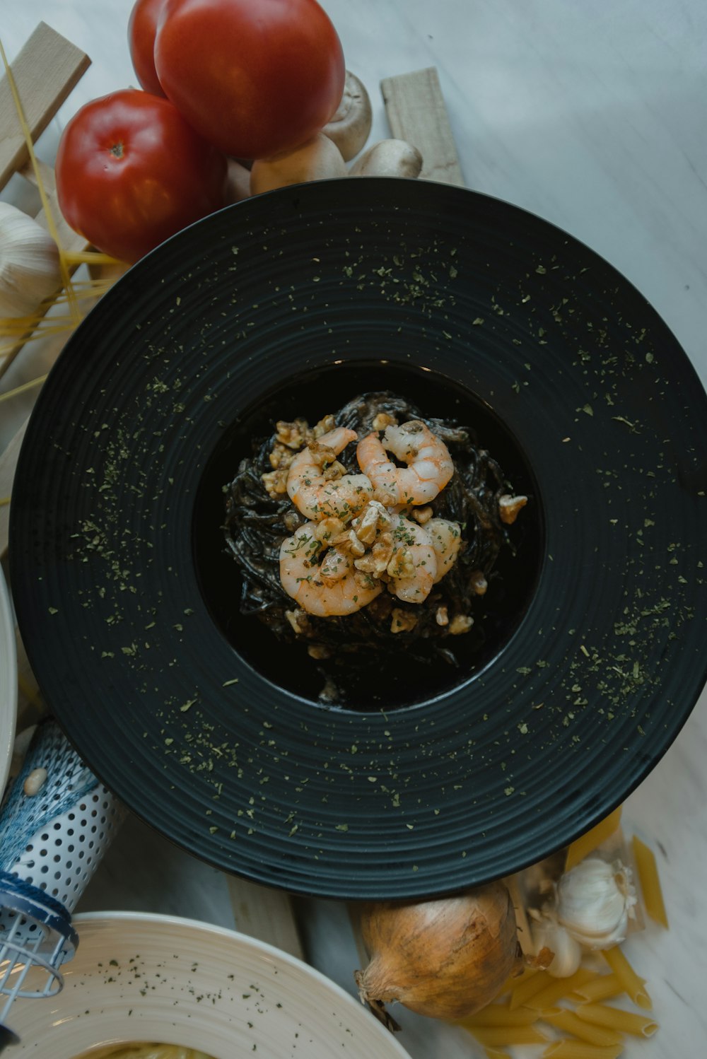 white rice on black round plate