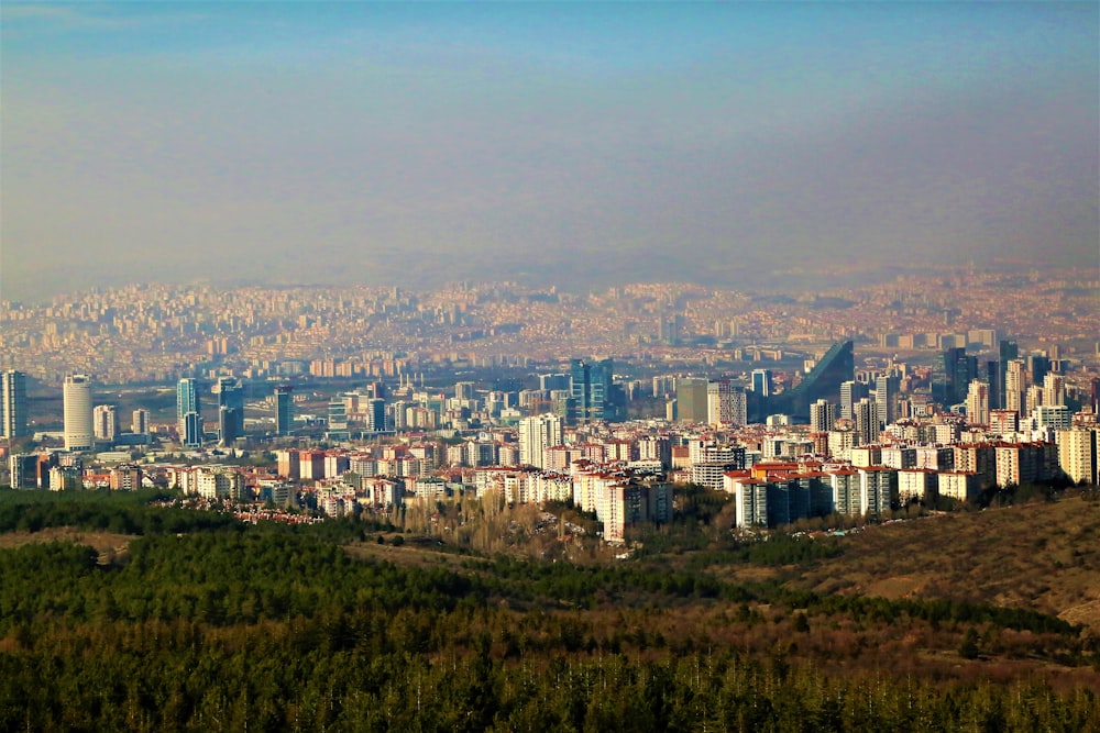 vista aérea dos edifícios da cidade durante o dia