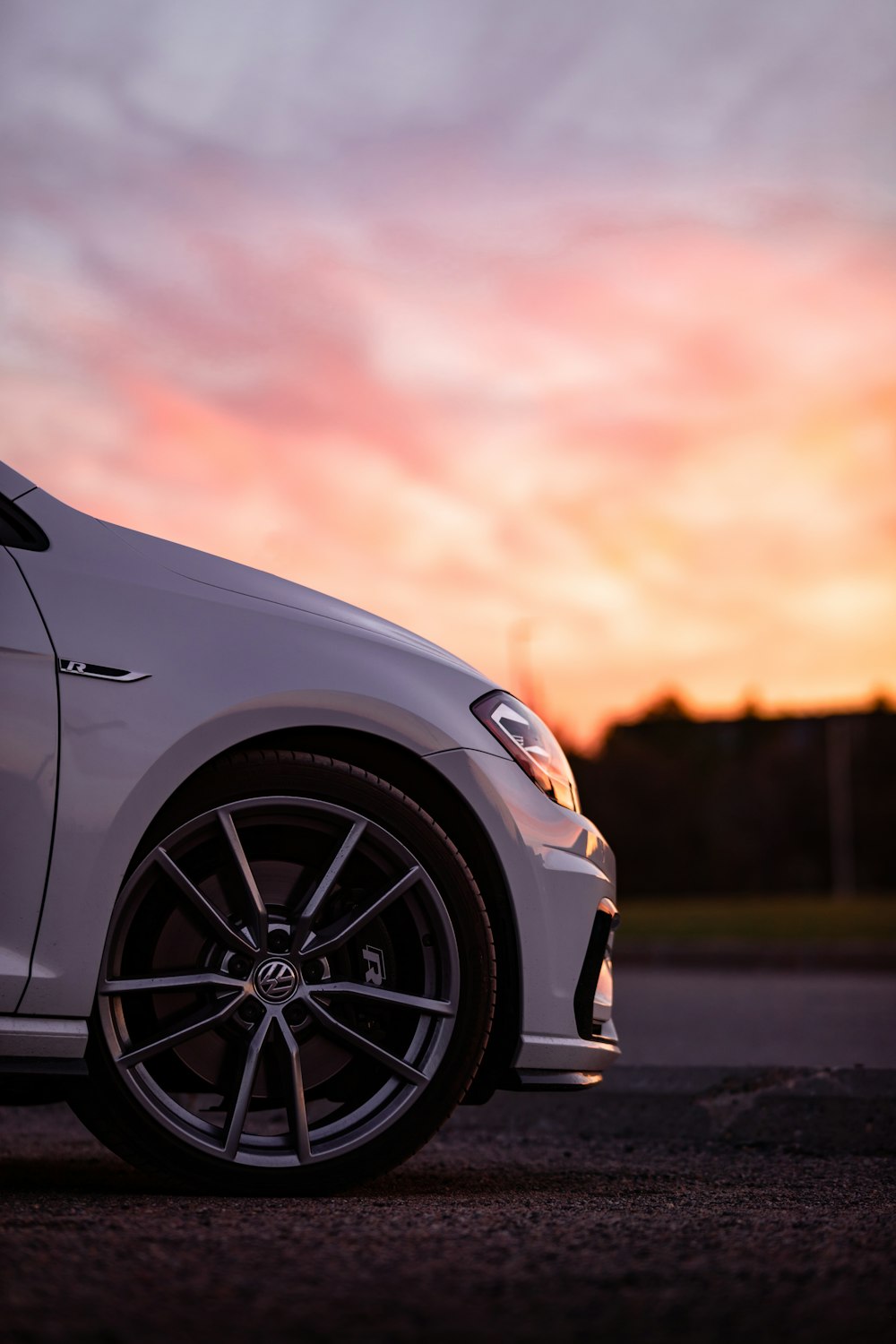 Weißes Auto bei Sonnenuntergang unterwegs