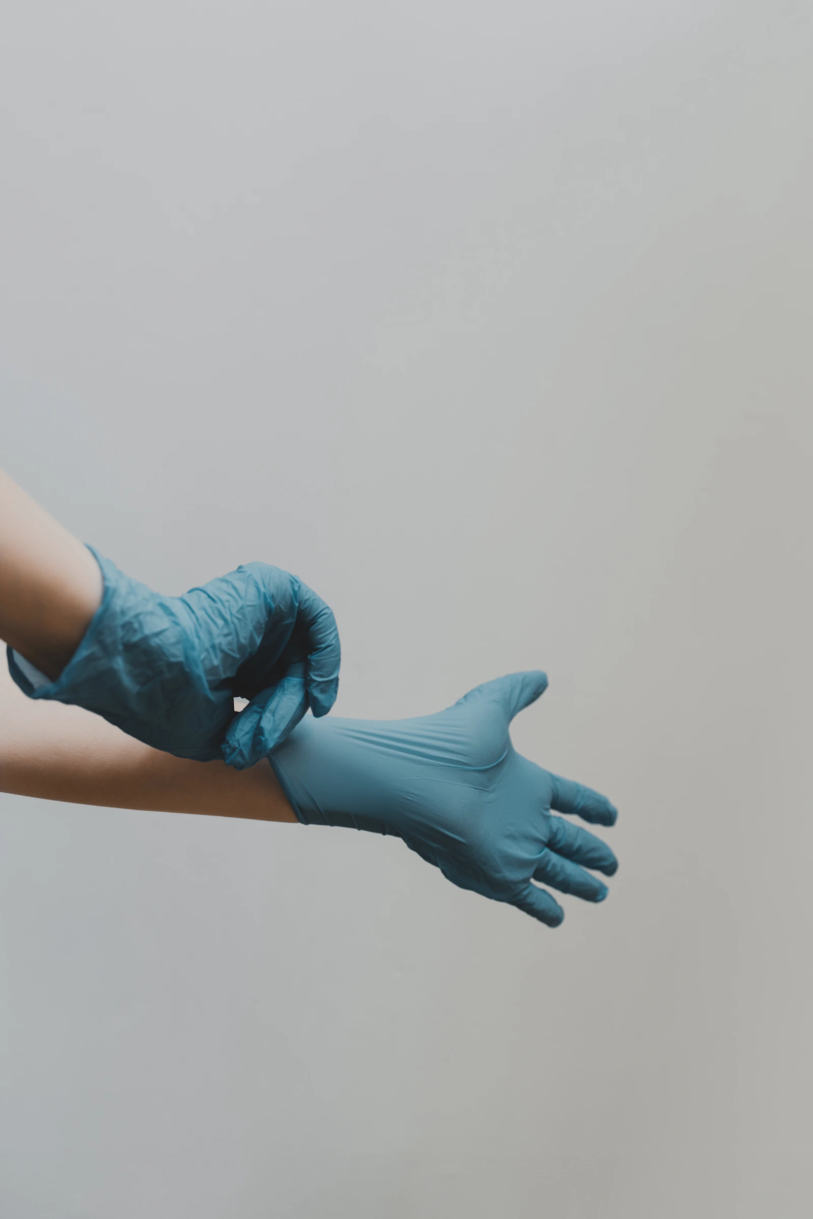 Handschoenen worden aangetrokken voor het werk