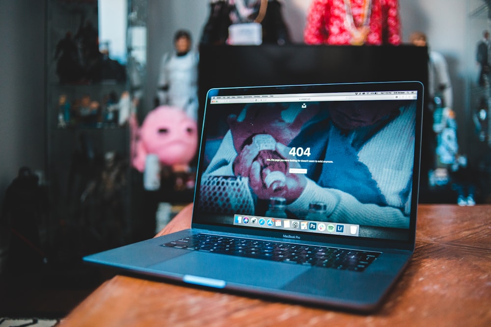 schwarz-blauer Laptop