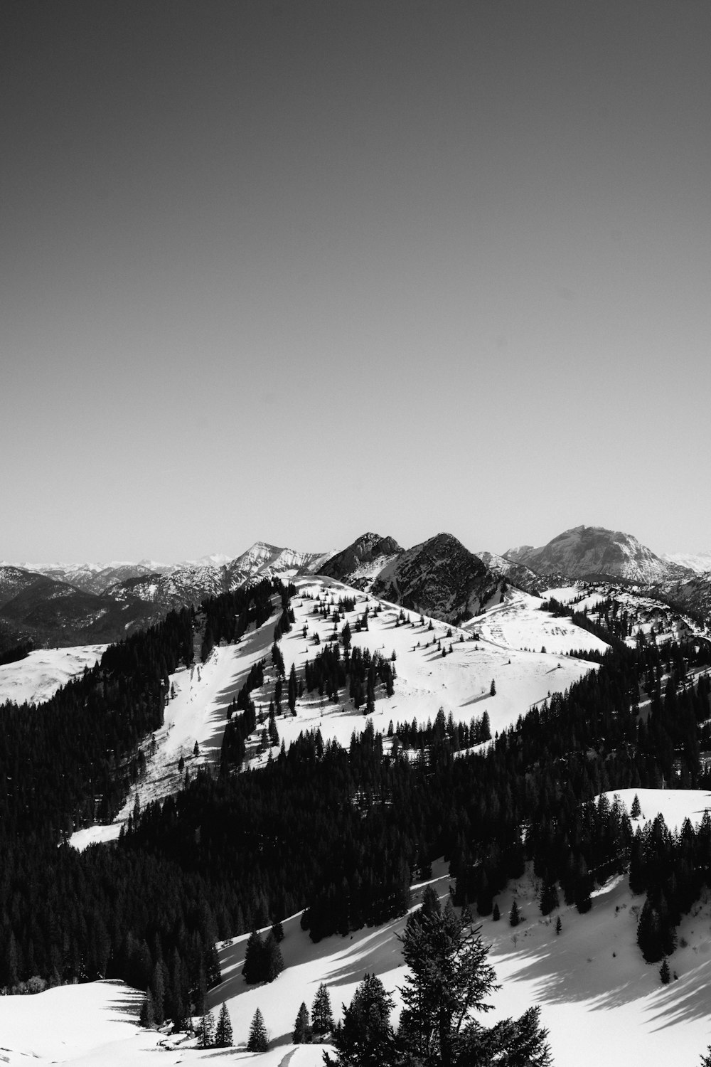 Graustufenfoto des schneebedeckten Berges