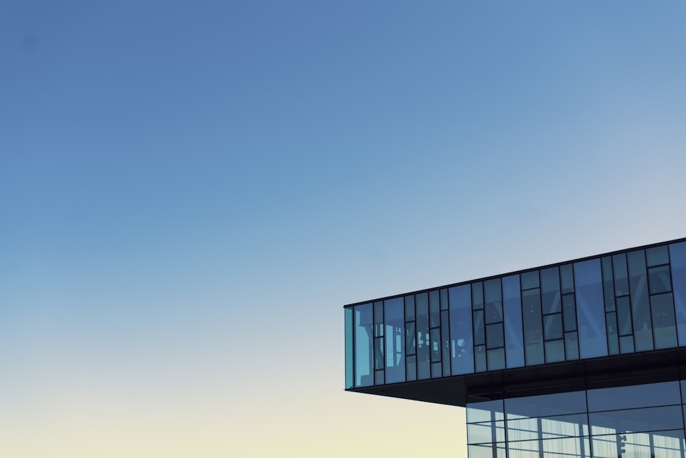 edifício preto e branco sob o céu azul durante o dia