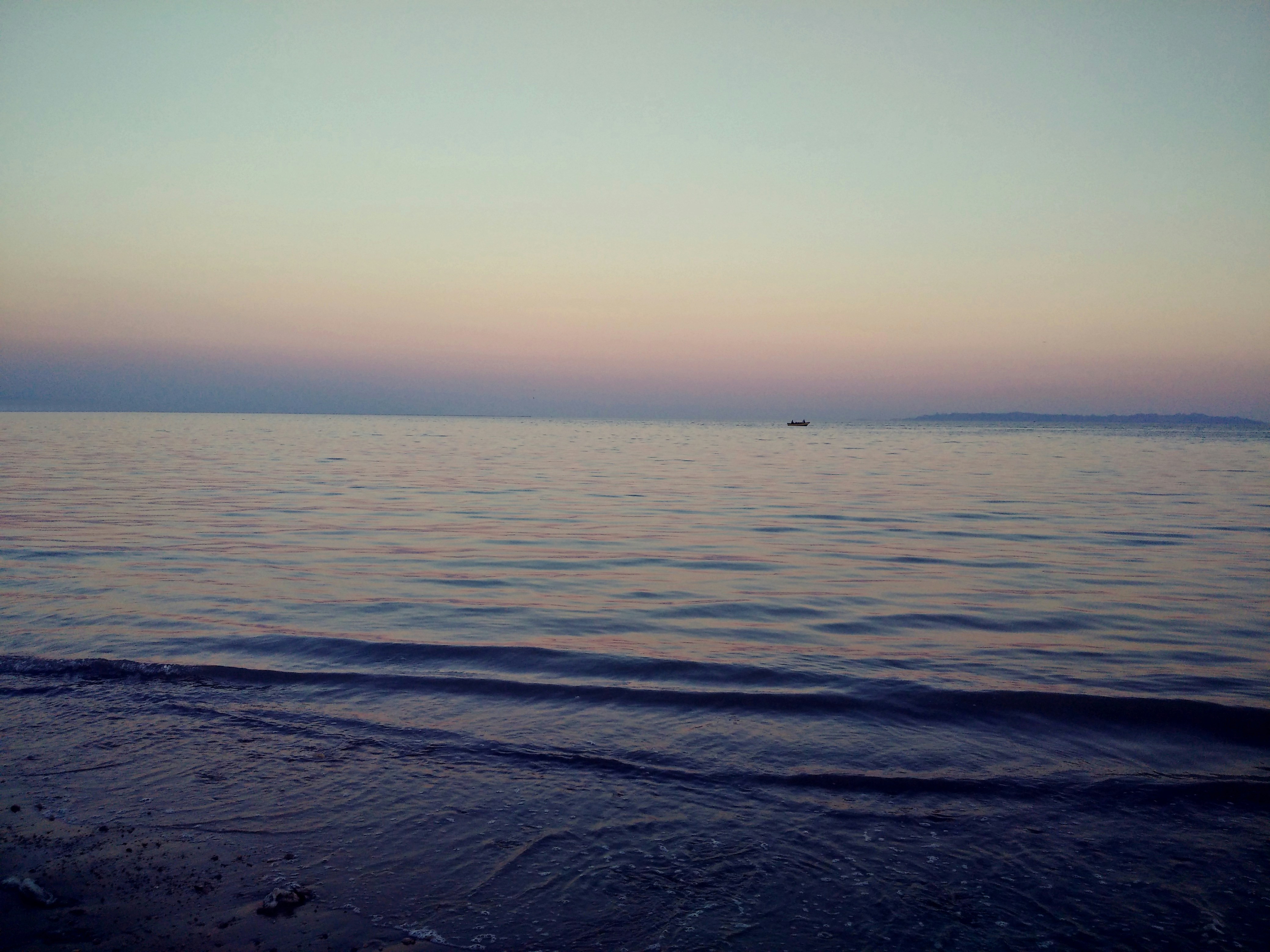 plan d’eau sous le ciel bleu pendant la journée