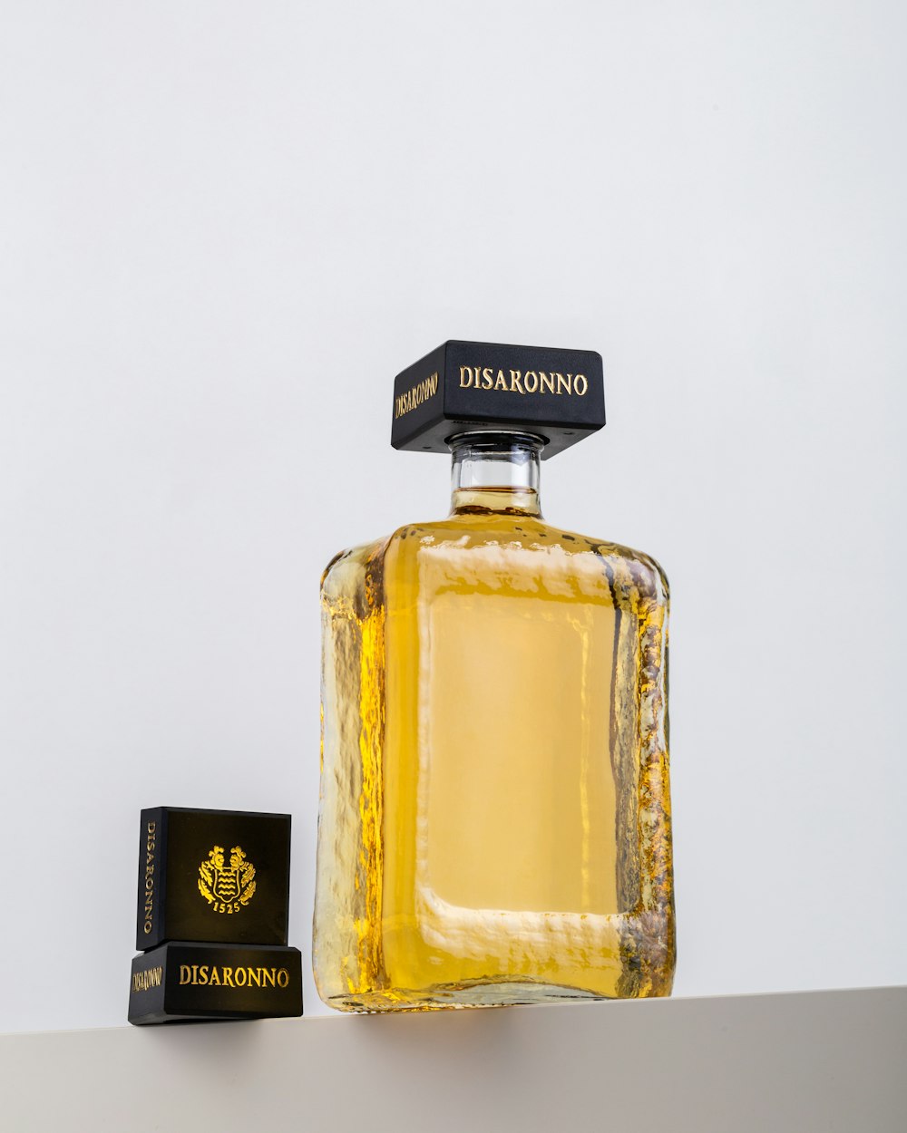 frasco de perfume preto e dourado