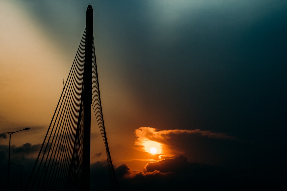 Silhouette der Brücke bei Sonnenuntergang