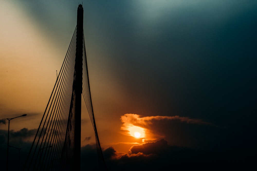 silhueta da ponte durante o pôr do sol