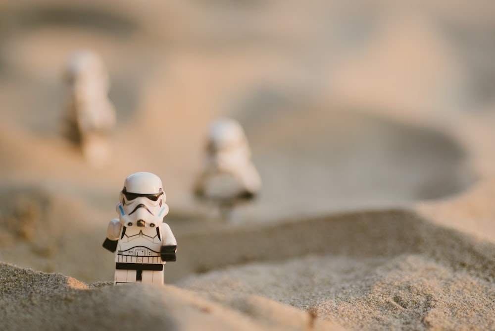 Weiße LEGO Minifigur auf braunem Sand