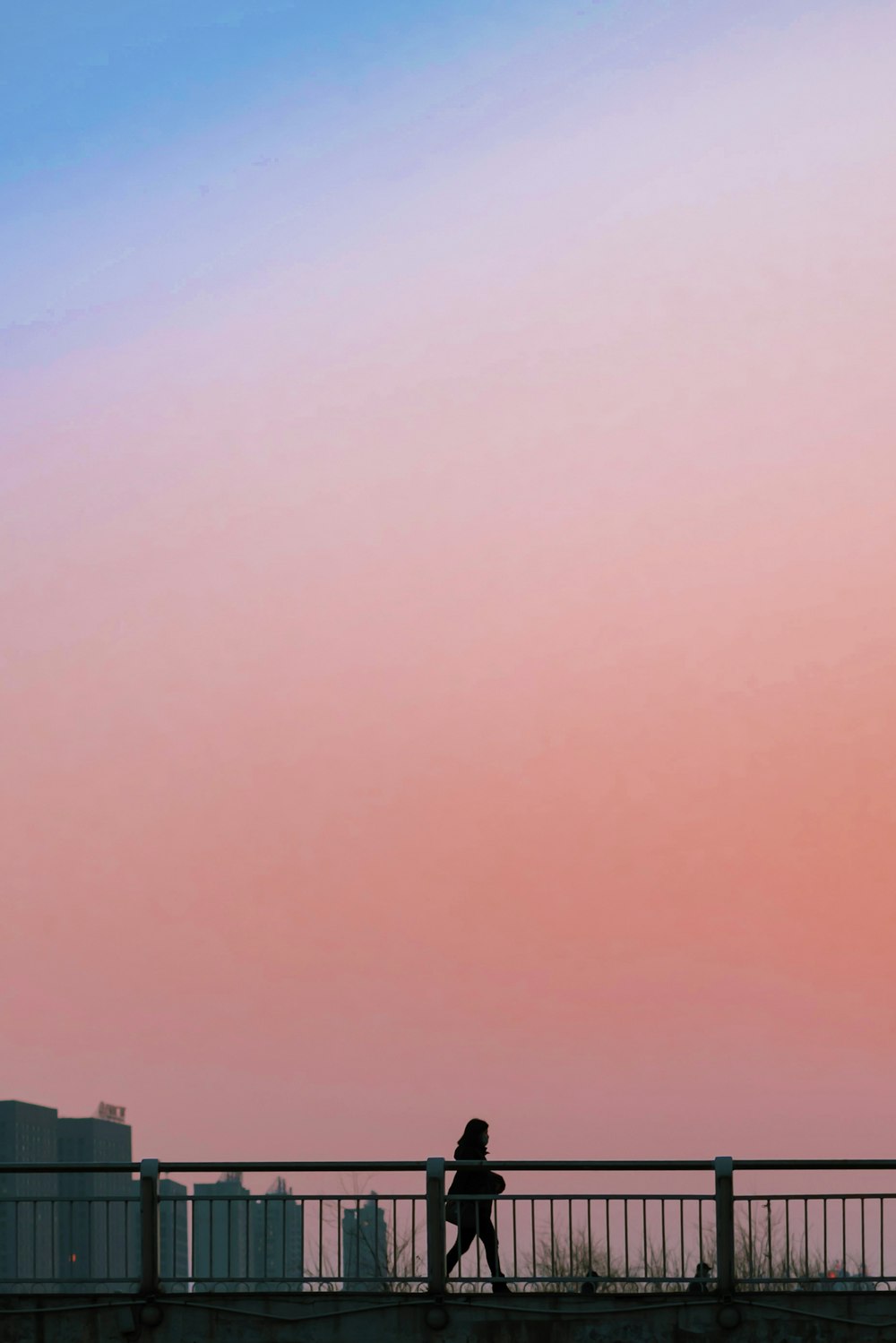 blauer Himmel mit weißen Wolken