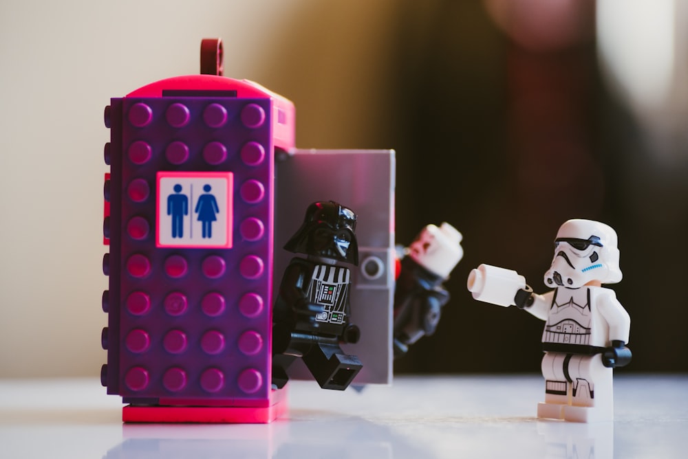 Blocs Lego rouges sur table blanche