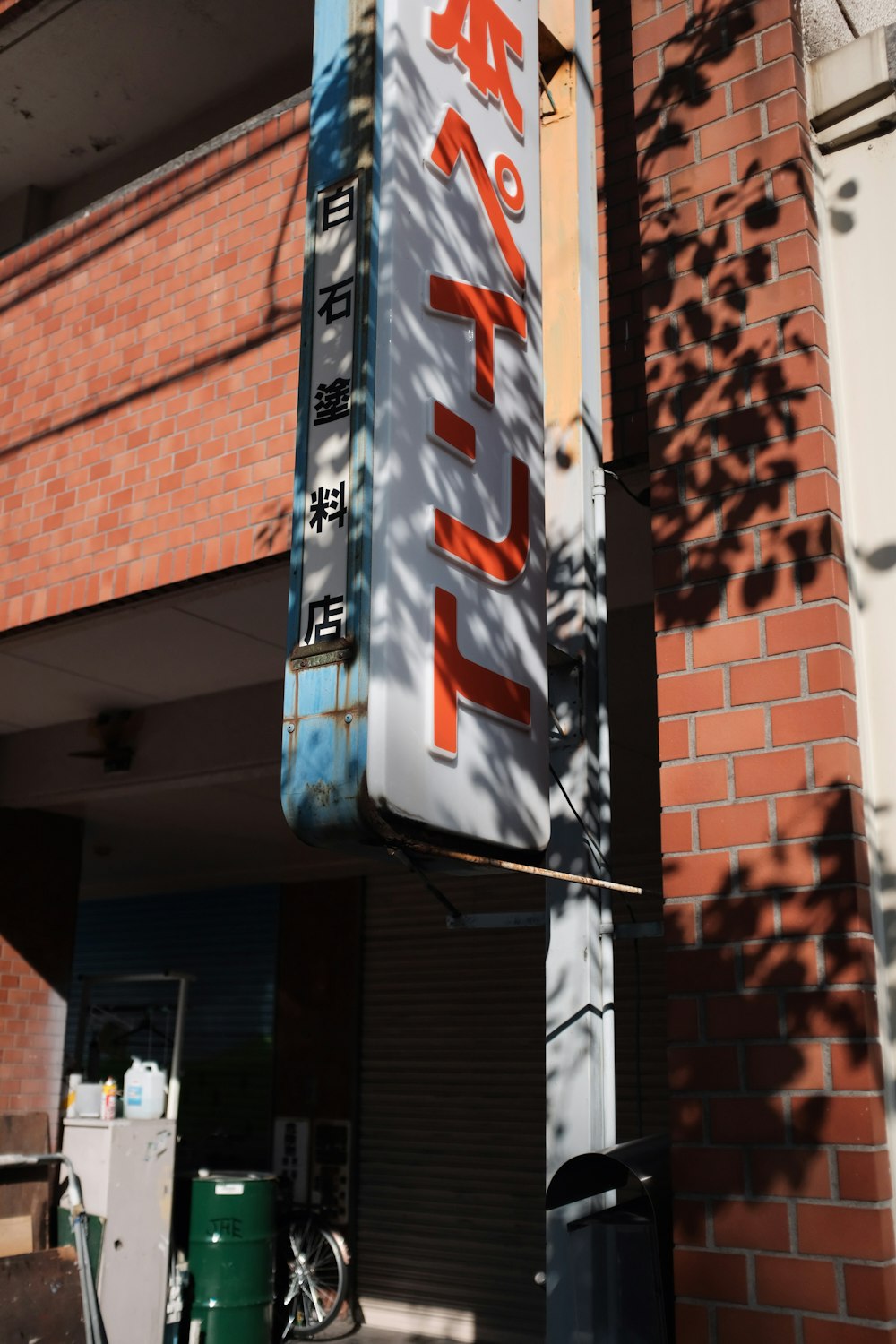 red and white coca cola signage