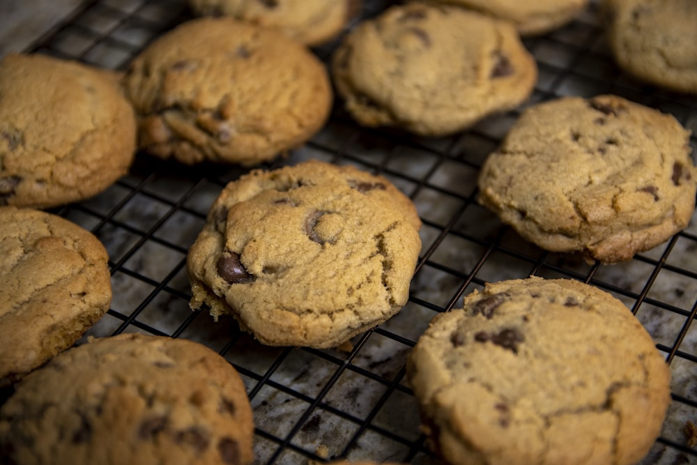 biscotti marroni su griglia di metallo nero