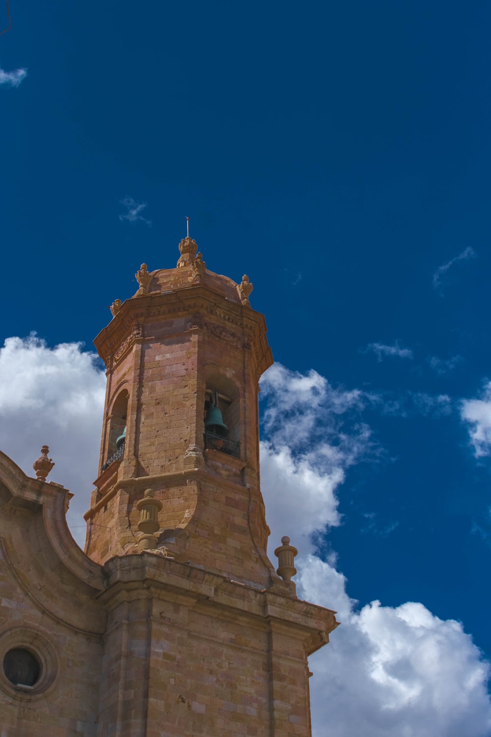 Bâtiment en béton brun sous le ciel bleu pendant la journée