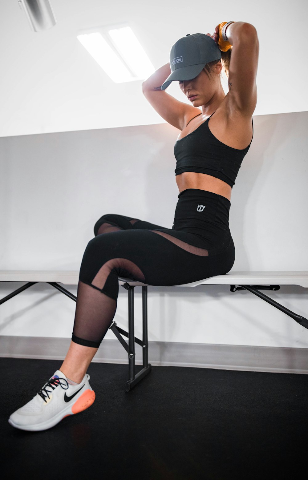 Frau in schwarzem Sport-BH und schwarzer Leggings beim Yoga