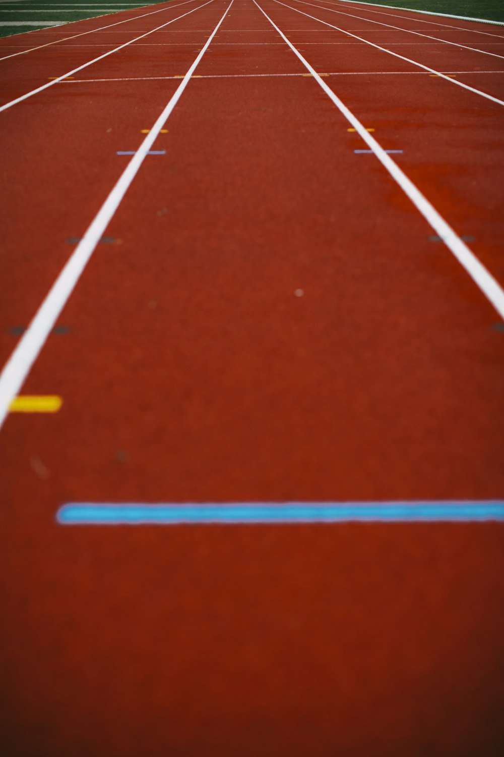 Terrain de basket-ball rouge et blanc