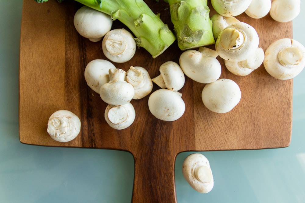 ajo blanco sobre tabla de cortar de madera marrón