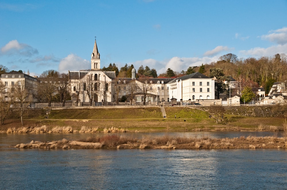 edificio in cemento bianco vicino al fiume durante il giorno