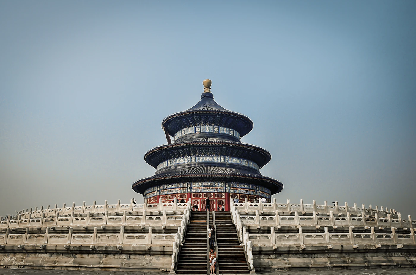 Templo del Cielo de planta circular y tejados azules rodeado de árboles en Pekín, China