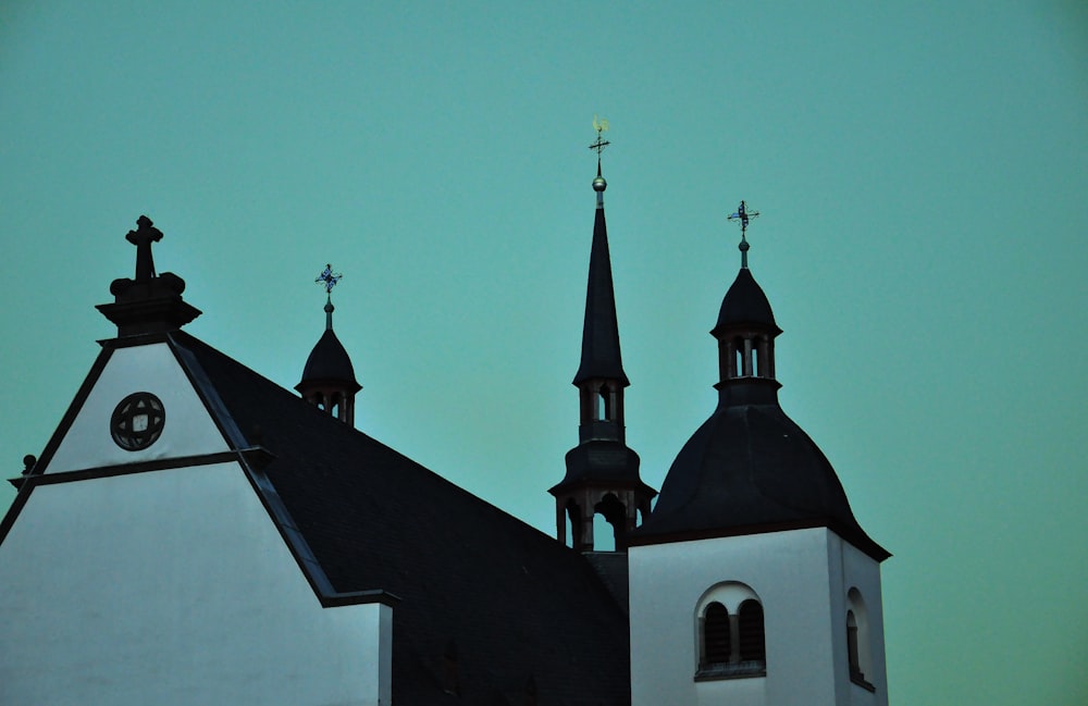 Iglesia de hormigón blanco y negro