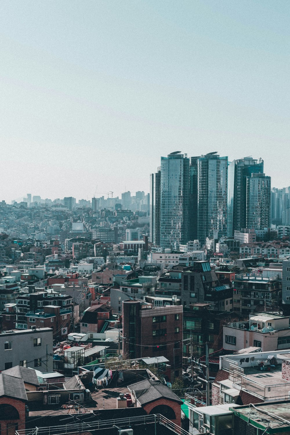 ciudad con edificios de gran altura durante el día