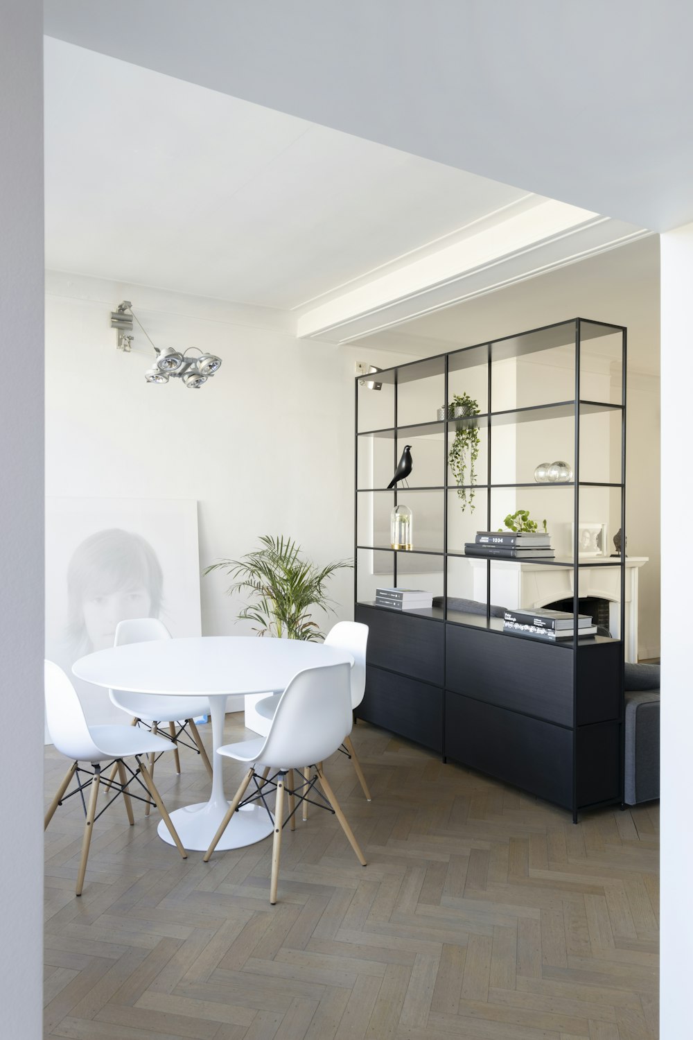 Mueble de madera negro junto a mesa blanca