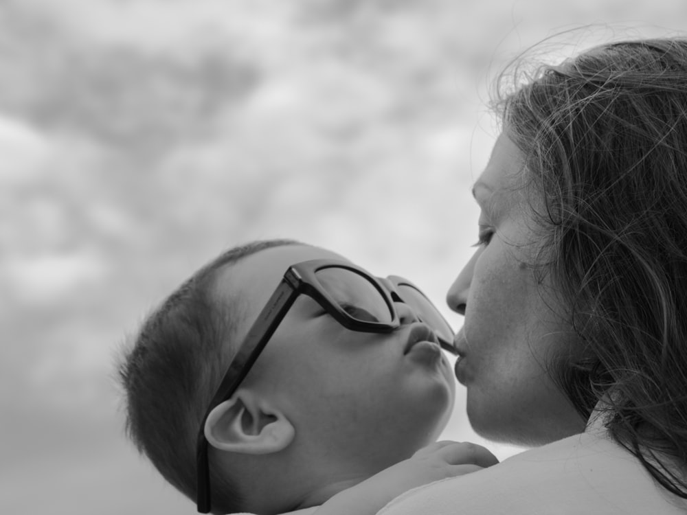 Foto en escala de grises de hombre y mujer besándose