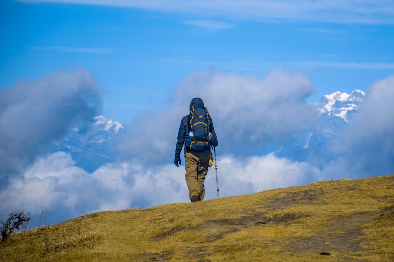 Pendaki mempraktikkan cara menggunakan trekking pole di jalur gunung untuk menjaga lutut