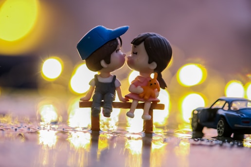 black haired girl in yellow and blue dress figurine