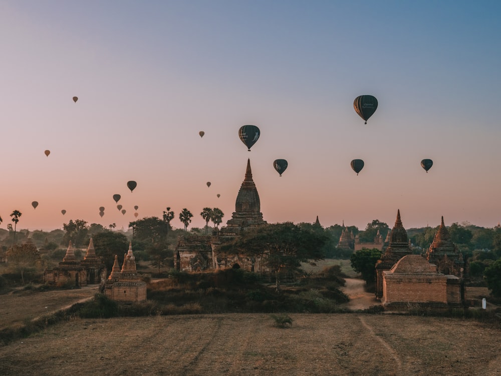 Globos aerostáticos en el cielo durante la puesta de sol