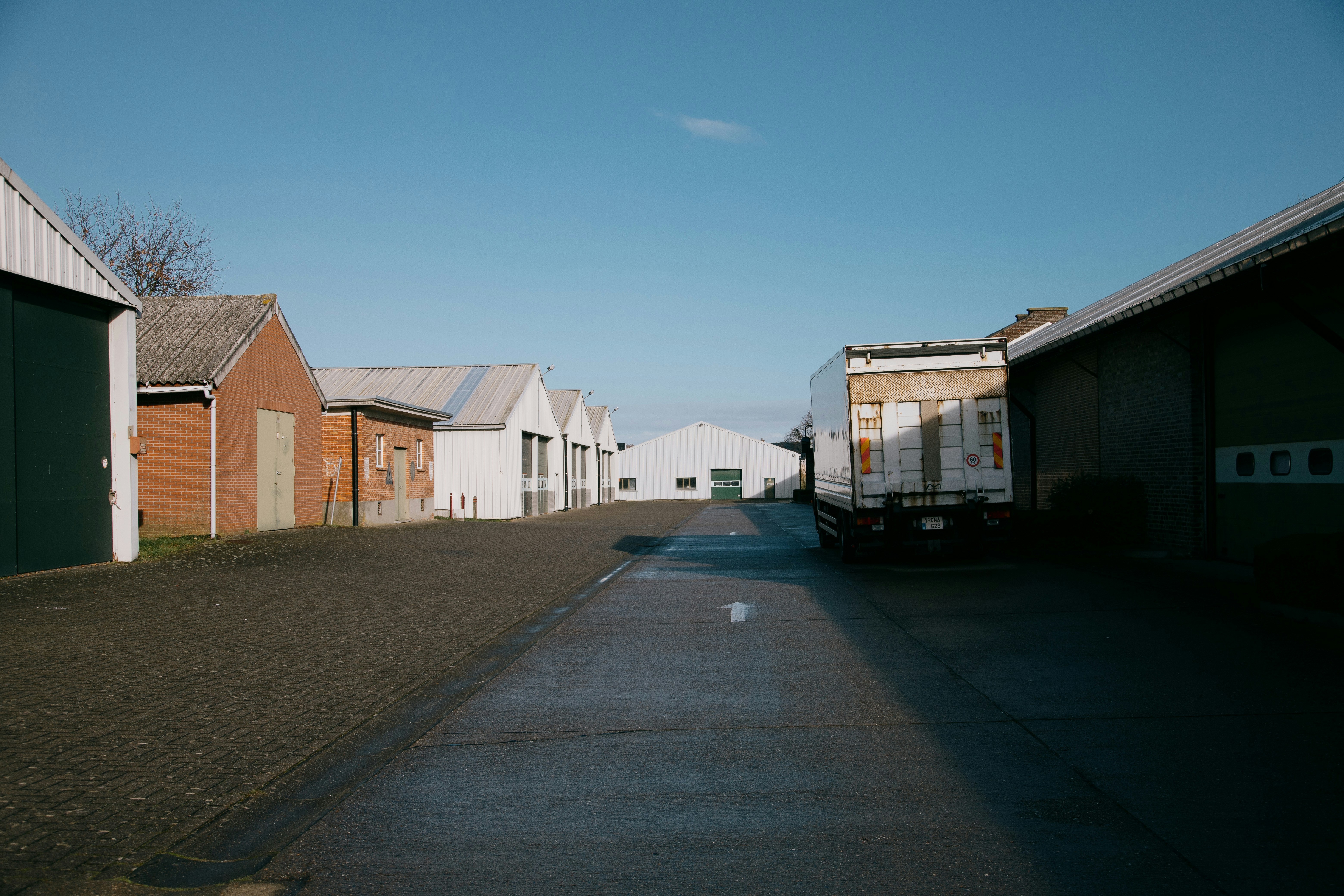 Another shot of the former army barracks of Landen. It looks deserted because that's what it is. The grounds are only used for events now and then. Allthough I do not understand why there are small trucks waiting. There was nothing to do. Wonder what they store in there.